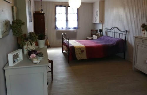 Varetz Cama Y Desayuno | Chambre Spacieuse Idéalement Située