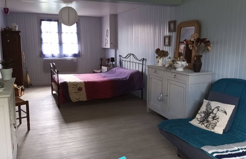 Varetz Cama Y Desayuno | Chambre Spacieuse Idéalement Située