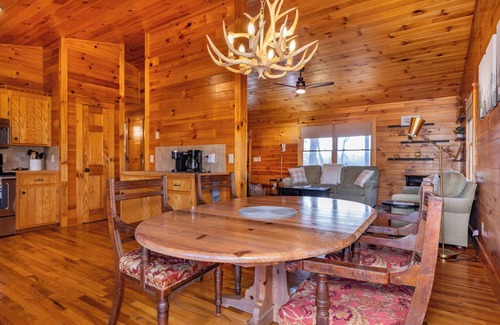 Ferguson Cabina | Changes in Altitude - Private, Stunning Sunset with Mountain Views and a Hot Tub
