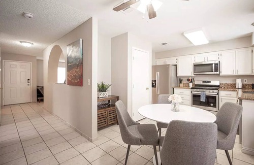 Highland Hills Casa | ¡Espléndida casa de 3 dormitorios con piscina y spa!