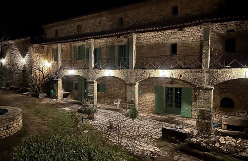 Arpaillargues-et-Aureillac Apartamento | Charming tower in quaint Arpaillargues-et-Aureillac with AC, WiFi