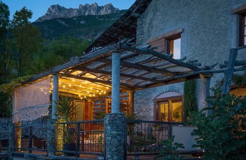 La Roche-de-Rame Casa | Carácter que construye en atmósfera acogedora de la casa de campo vieja.