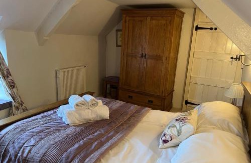 Avening Casa | Characterful, Cosy Cotswold Cottage, Folly Cottage