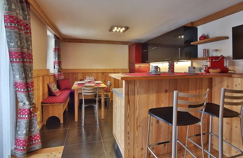 Courmayeur Apartamento | Apartamento característico en la plaza central de la Iglesia de Courmayeur