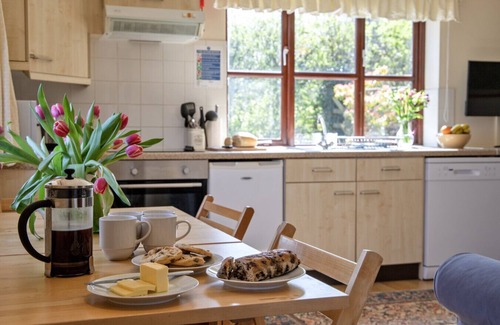 Denstone Casa | Charlie's Cottage - Alton Towers