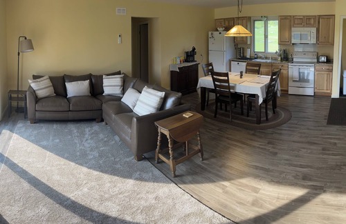 New Milford Cabaña | CHARLIES LAKEFRONT COTTAGE. Newly renovated 3 bedroom /kitchen/bath cottage.