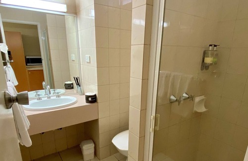 Traralgon Apartamento | Charm and private, fully furnished suite for rent.