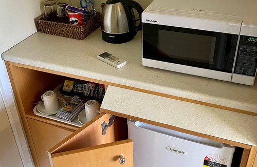 Traralgon Apartamento | Charm and private, fully furnished suite for rent.