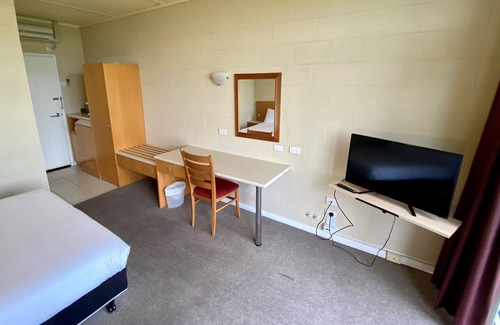 Traralgon Apartamento | Charm and private, fully furnished suite for rent.