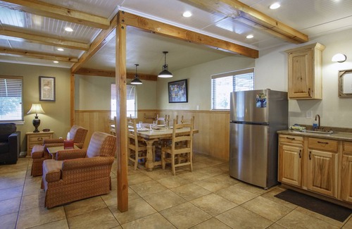 Burney Hotel | Charm Motel & Suites