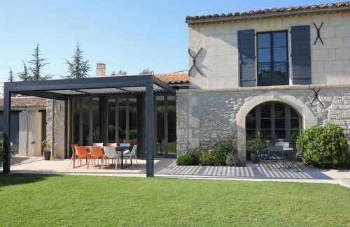 Saint-Etienne-du-Gres Casa | *Charmant Mas Rénové avec Piscine et Jardin au Cœur de la Provence!* - FR-1-599-17