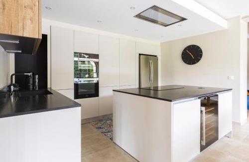 Saint-Etienne-du-Gres Casa | *Charmant Mas Rénové avec Piscine et Jardin au Cœur de la Provence!* - FR-1-599-17