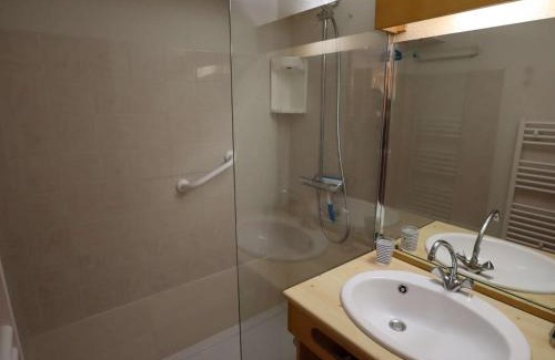 Areches Apartamento | Charmant T2 cabine 4 pers, centre-village, proche pistes et commerces, balcon sud, piscine l'été - FR-1-342-145