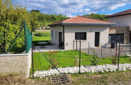 Brie-et-Angonnes Casa | Charmante Maison Individuelle à la Campagne