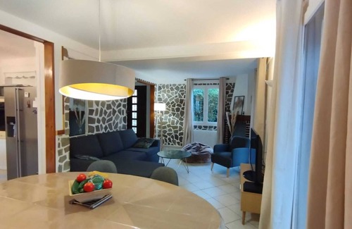 Irigny Casa | Charmante Maison Avec Jardinet Offrant de 4 à 6 Lits à 10 Minutes de Lyon Centre