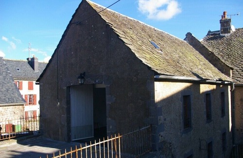 Besse-en-Chandesse Casa | 4 * encanto rural, corazón del pueblo viejo, terraza, wifi,