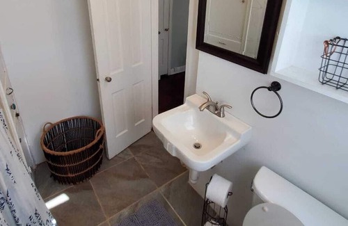 Southgate Apartamento | Charming 1 Bdr/ 1 Bth Upstairs Unit in Med Center