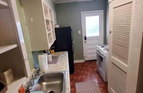 Southgate Apartamento | Charming 1 Bdr/ 1 Bth Upstairs Unit in Med Center