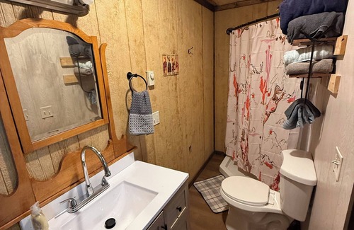 Browning Cabaña | Charming 1-bedroom cottage in tranquil East Glacier Park with WiFi, AC
