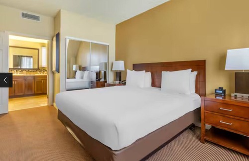 South Lake Tahoe Complejo | Charming 1-bedroom, with kitchen. Resort with pool, fitness center, and full bar