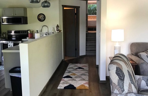 Seabeck Apartamento | Charming 1-bedroom apartment with deck to view beautiful Seabeck Bay