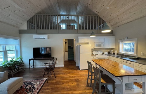 Woodstock Cabaña | Charming 1-bedroom cottage on a pond in Woodstock with WiFi and AC