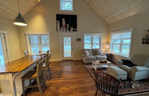 Woodstock Cabaña | Charming 1-bedroom cottage on a pond in Woodstock with WiFi and AC
