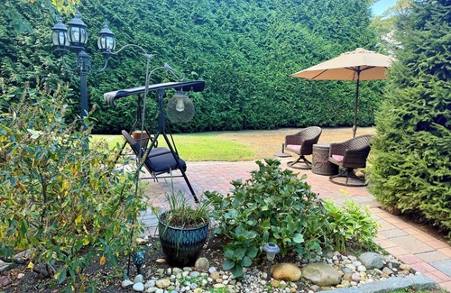 West Islip Apartamento | CHARMING 1-bedroom LAKEFRONT apartment + CANOE by Robert Moses State BEACHES.