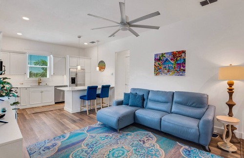 Coral Cove Apartamento | Charming 1-bedroom upstairs apartment in private Sarasota Community.