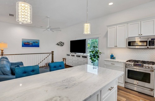 Coral Cove Apartamento | Charming 1-bedroom upstairs apartment in private Sarasota Community.