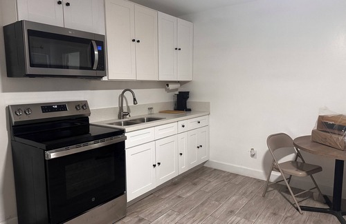 West Park Community Casa | Charming 1-bedroom house in Bakersfield.Close to both Highway 58 & 99