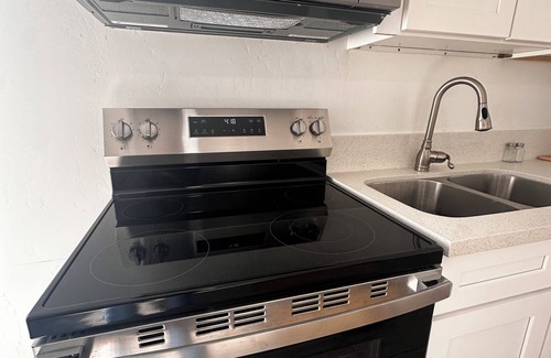 West Park Community Casa | Charming 1-bedroom house in Bakersfield.Close to both Highway 58 & 99