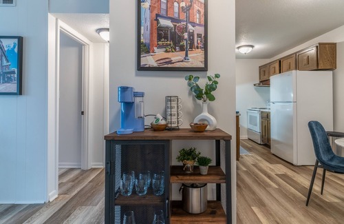 Cedar Falls Apartamento | Charming 1-bedroom apartment in historic downtown Cedar Falls with AC.