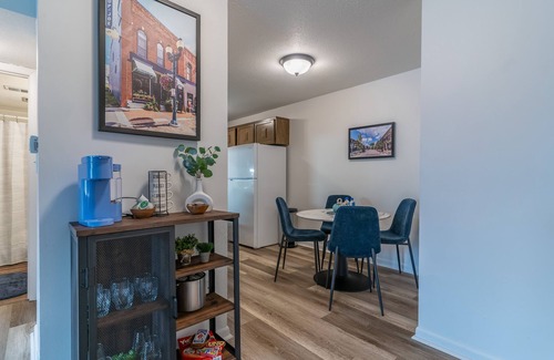 Cedar Falls Apartamento | Charming 1-bedroom apartment in historic downtown Cedar Falls with AC.