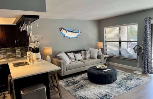 Palm Harbor Villa | Charming 1-bedroom 1 Bath, 2 Beds Villa in Palm Harbor with AC Waterfront Lake