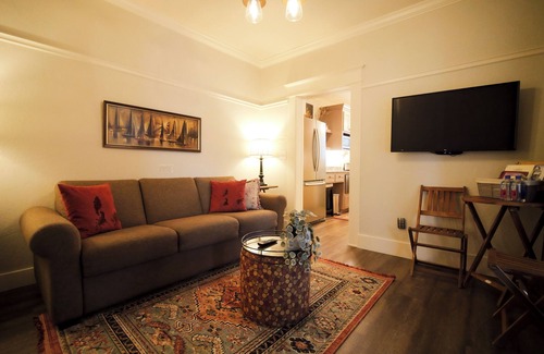 Siskiyou-Hargadine Historic District Apartamento | Charming 1 BR Orliena Suite in historic downtown Ashland, OR. Walk to the Oregon Shakespeare Festival, shops, and dining. Features a kitchenette, plush queen bed, and shared hot tub access. Dog friendly!