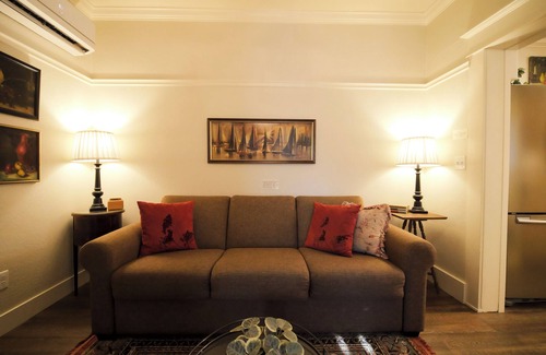 Siskiyou-Hargadine Historic District Apartamento | Charming 1 BR Orliena Suite in historic downtown Ashland, OR. Walk to the Oregon Shakespeare Festival, shops, and dining. Features a kitchenette, plush queen bed, and shared hot tub access. Dog friendly!