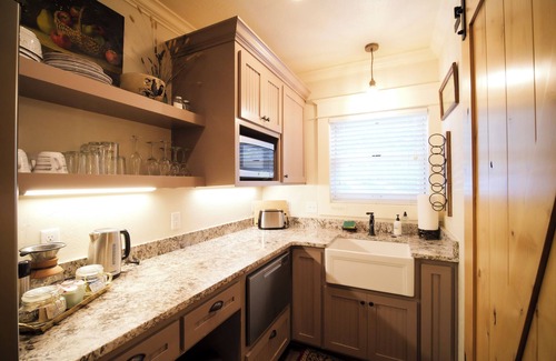 Siskiyou-Hargadine Historic District Apartamento | Charming 1 BR Orliena Suite in historic downtown Ashland, OR. Walk to the Oregon Shakespeare Festival, shops, and dining. Features a kitchenette, plush queen bed, and shared hot tub access. Dog friendly!