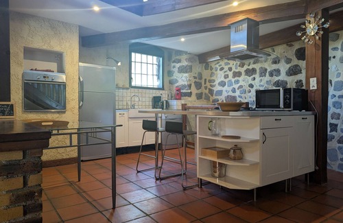 Arsac-en-Velay Cabaña | Casa histórica con jardín en plena naturaleza, cerca de Puy-en-Velay, ideal para familias.