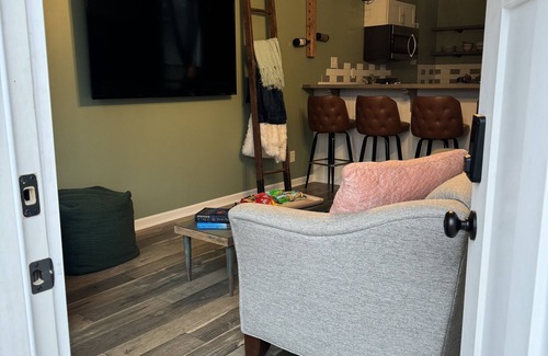 New Albany Casa | Charming 1920’s shotgun in southern Indiana, minutes from downtown Louisville