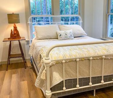 Yankeetown Casa | Charming 1940s Daybook Cottage on the Florida Hidden Coast