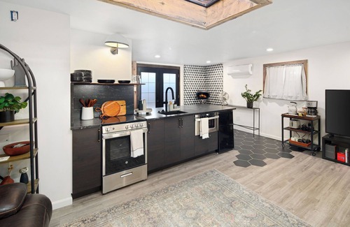 Platt Park Cabaña | Charming 1BR carriage house walking to S Pearl St, Denver - WiFi, AC, Kitchen