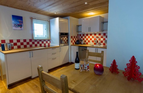Val-d'Isere Apartamento | Charming 1BR Renovated Apartment · Ski-In/Ski-Out Access · Close to Laisinant Express Lift