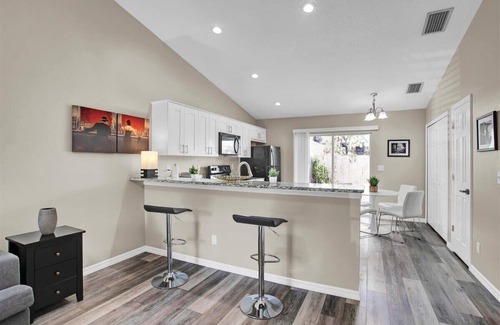 Tampa Casa | Charming 2/2 Duplex in Ybor - Perfect for Traveling Nurses and Professionals