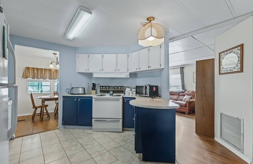 Silver Lake Casa | Charming 2/2 Manufactured Home in the Village of Silver Lake – Includes Golf Car