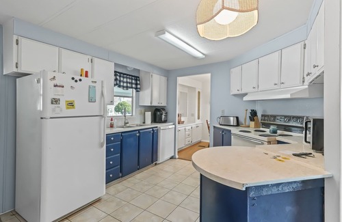 Silver Lake Casa | Charming 2/2 Manufactured Home in the Village of Silver Lake – Includes Golf Car