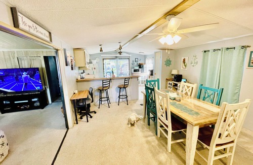 Weeki Wachee Gardens Otro | Encantadora casa de campo frente al agua con TV, wifi, muelle y mucho mas!