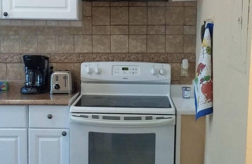 West New York Apartamento | Charming 2-BDR apartment 900SF with Wi-Fi, AC, 20 minutes away from TS Manhattan