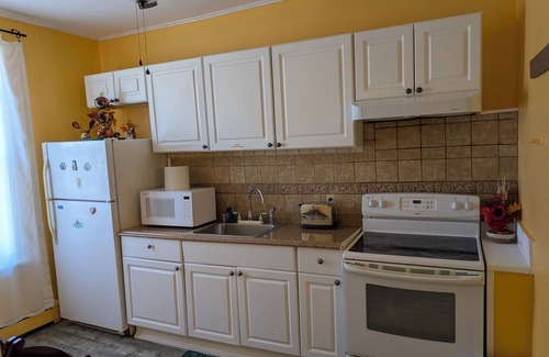 West New York Apartamento | Charming 2-BDR apartment 900SF with Wi-Fi, AC, 20 minutes away from TS Manhattan