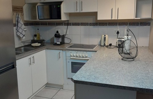 Trawal Apartamento | Charming 2-bed apartment with AC and WiFi in enchanting Brackenfell, Cape Town